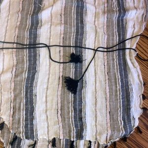 🌸Women’s L/XL poncho style w tassels